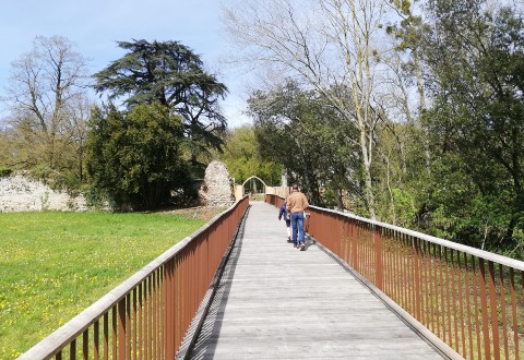 Oak footbridge at Château des Essarts