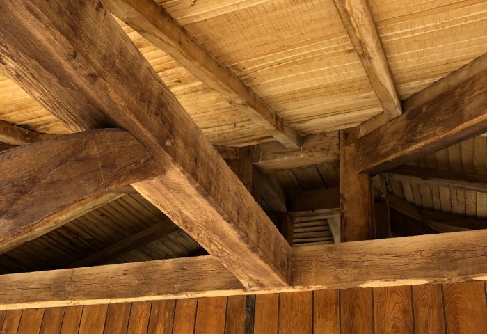 Oak timber framing: why choose squared timber for your construction projects?