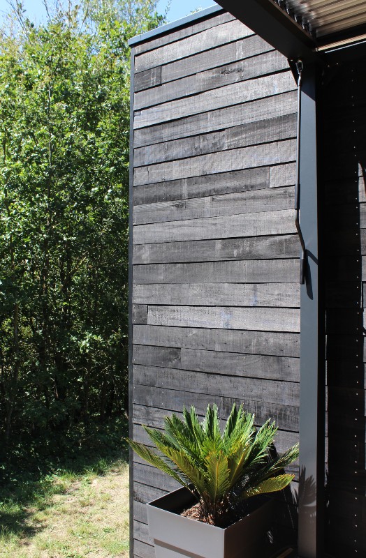 burnt wood cladding bard 106 carbon - Lodges in Move project