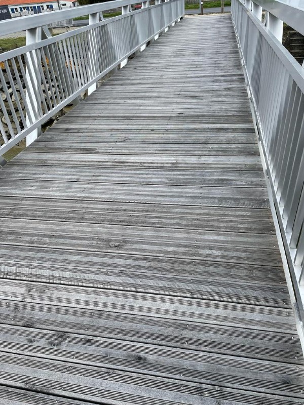 A footbridge at the Pont Neuf harbour