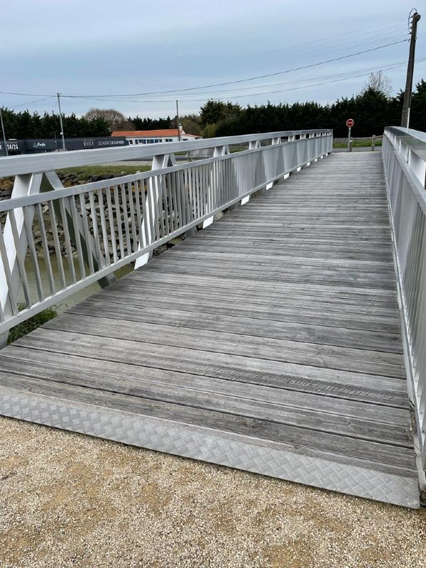 A footbridge at the Pont Neuf harbour