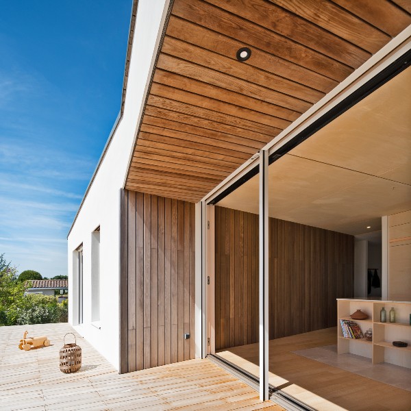 An architect's house in wood and straw