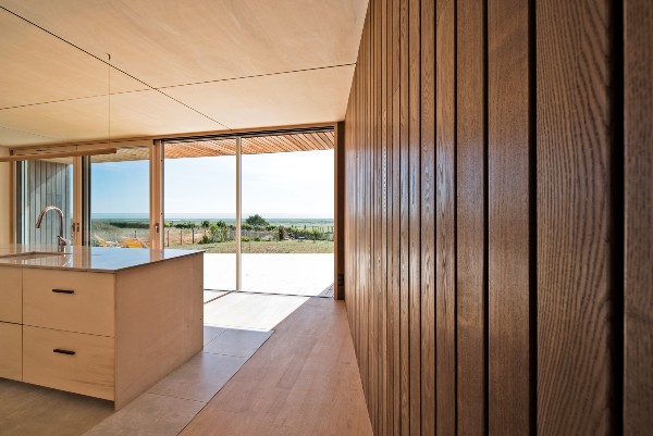 An architect's house in wood and straw